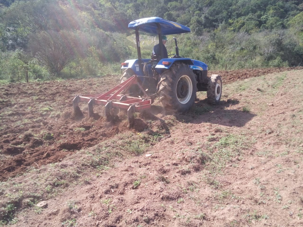 Trator arando a terra