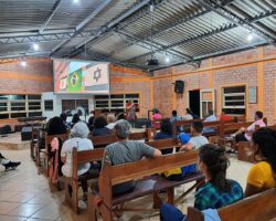 Novo projetor e telão sendo usados na capela